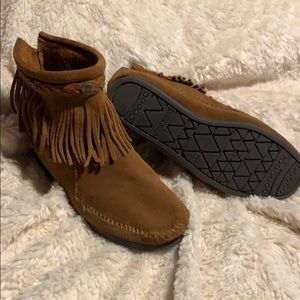 Like new Minnetonka moccasins size 6.5